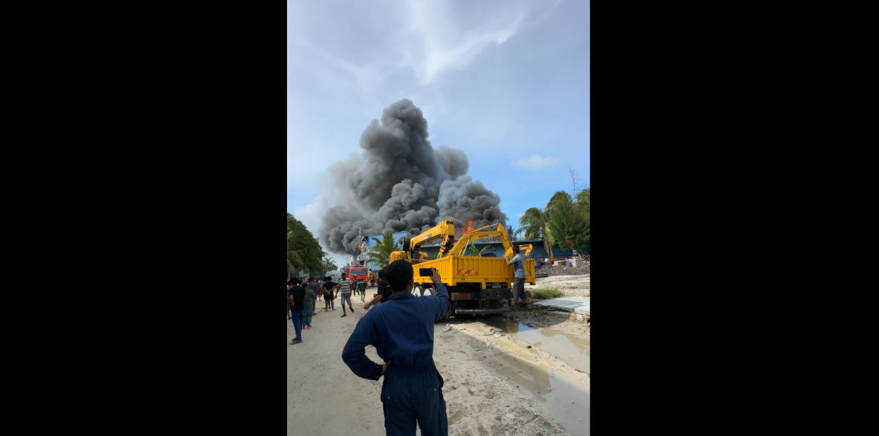 ތިލަފުށީގެ ގުދަނެއްގައި ރޯވެ އަނދަނީ