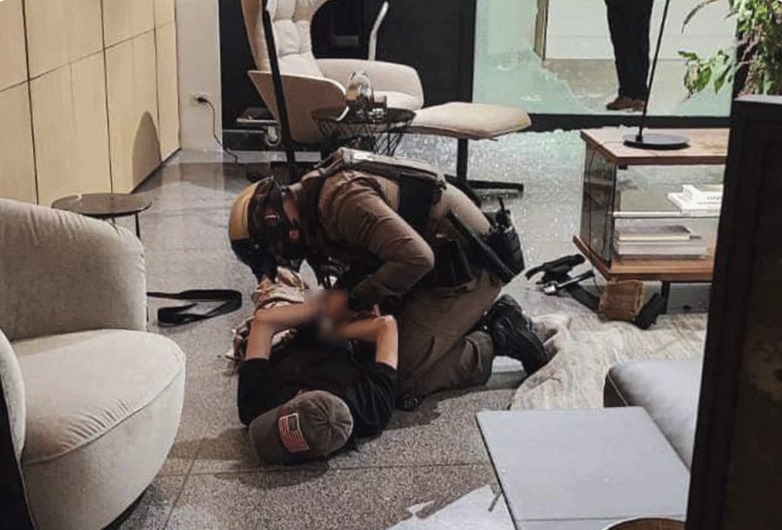 ބެންގްކޮކްގެ މޯލެއްގައި ދިން ބަޑީގެ ހަމަލާއެއްގައި 3 މީހަކު މަރުވެއްޖެ