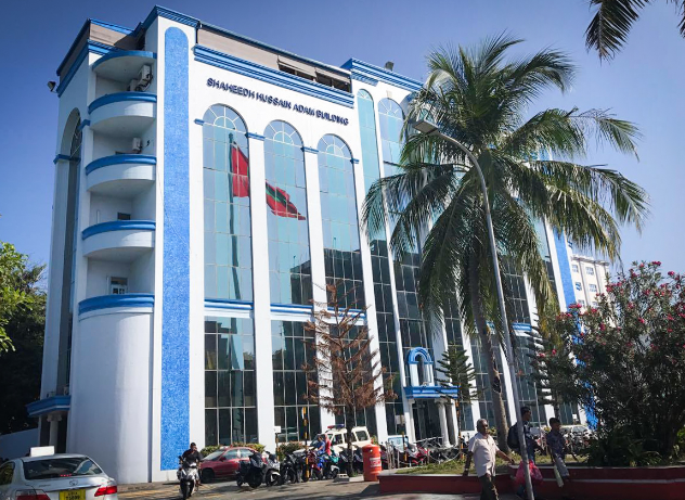 އޮފީހެއް ފަޅާލައި، 7 ލައްކަ ރުފިޔާ ވަގަށް ނެގި މީހަކު ހައްޔަރުކޮށްފި