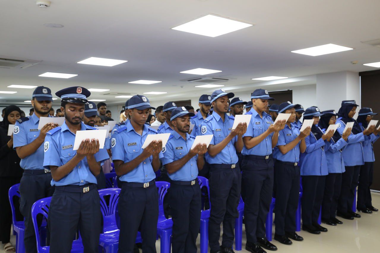 98 ފުލުހަކު، ފުލުހުންގެ ޚިދުމަތާ ގުޅިއްޖެ