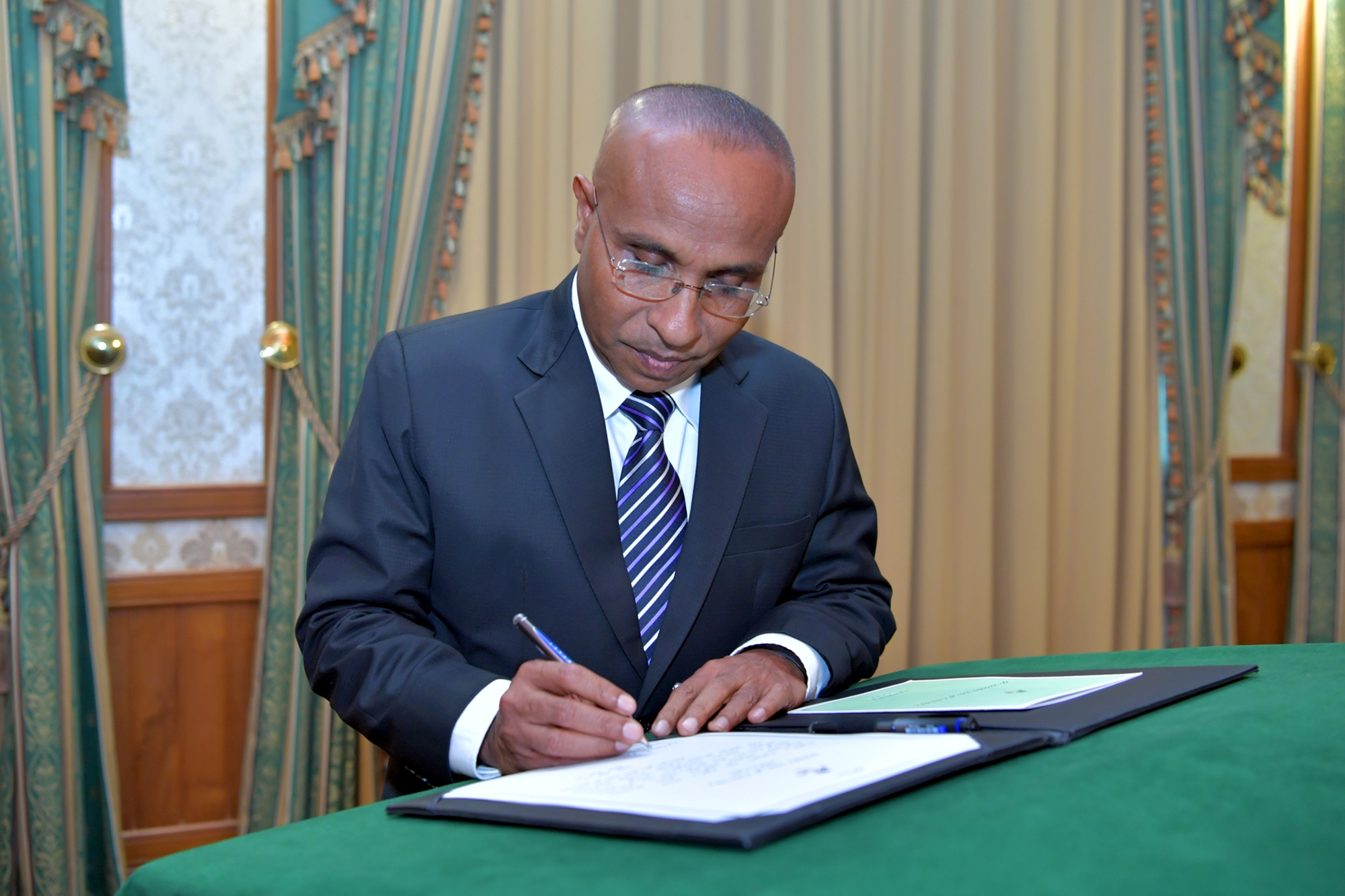 ގާނޫނު އޮތްގޮތުން ސިވިލް ސަރވިސް މުވައްޒަފުންނަށް އޮޅުންއަރާ: ހަބީބް