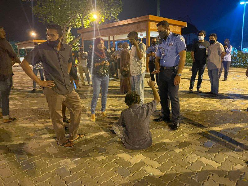 ފުލުހުންގެ ހާޒިރުގައި ޚާއްޞައެހީއަށް ބޭނުންވާ މީހަކަށް އާއިލާއިން އަނިޔާކުރި މައްސަލައެއް ބަލަނީ