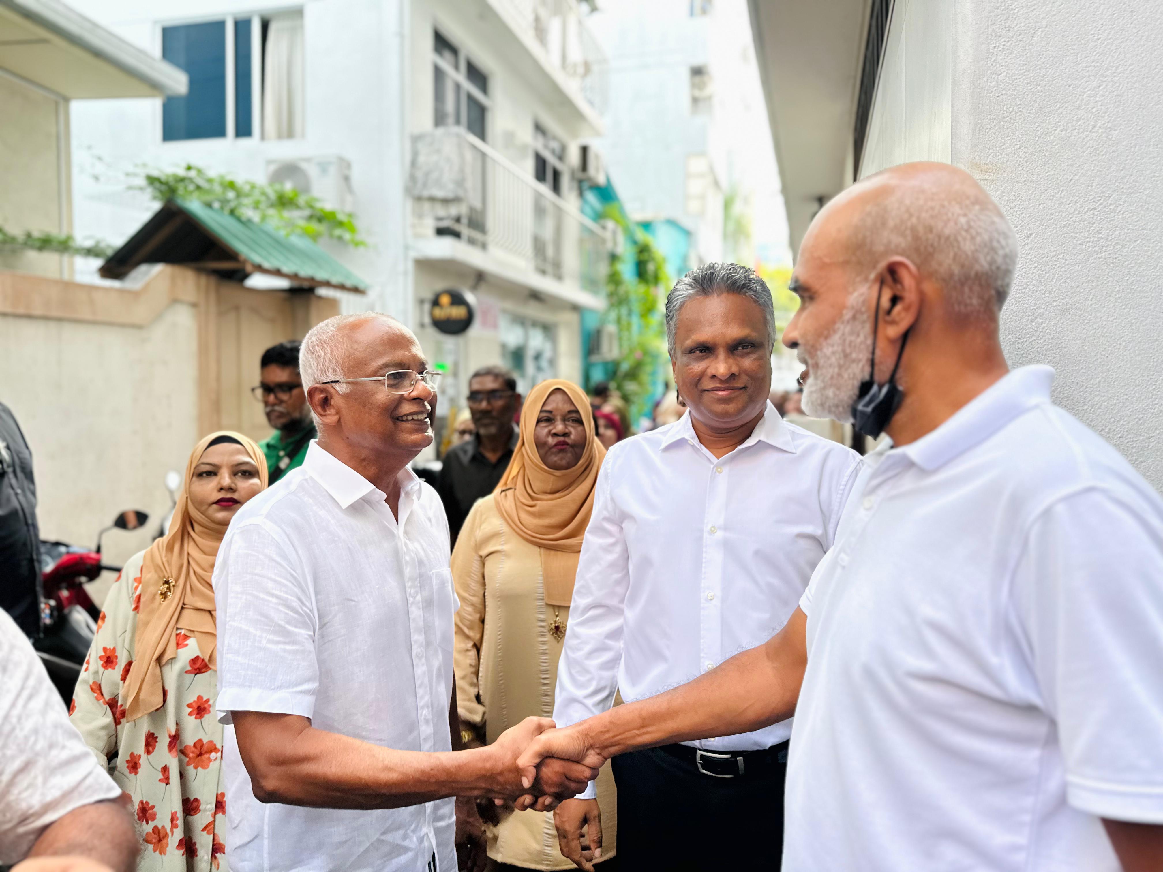 ރައީސް ސޯލިހު އެމްޑީޕީ ކެންޑިޑޭޓުންނާއެކު ދޮރުން ދޮރަށް