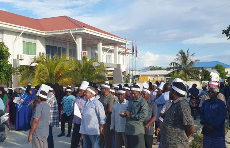 ކޯވިޑް-19 ގައި މީހަކު ނިޔާވުމުން ދުވާފަރުގައި މުޒާހަރާ ކުރަނީ