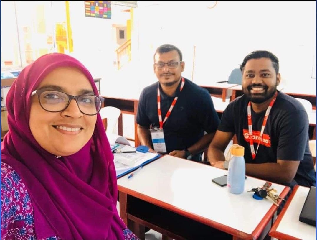 މަންމައެއް، ޓީޗަރެއް، ޓީވީ ޕްރެޒެންޓަރެއް އަދި ނަމޫނާ ދަރުމަވެރިއެއް