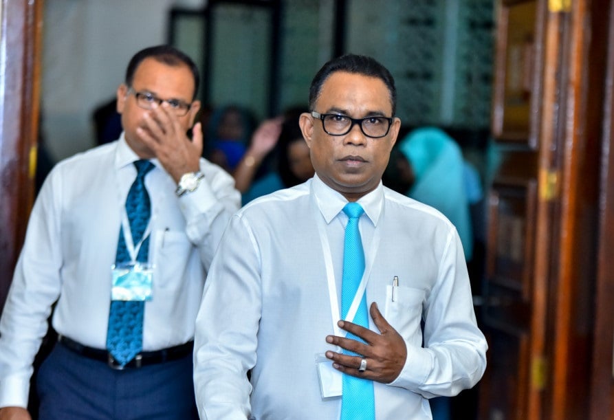 އުލު ބޭންދިޔަސް، ކަތުރުން ކޮށާ ކާޅަށް ދިނަސް، ފަސް ޖެހުމެއްނެތް: އަދުރޭ