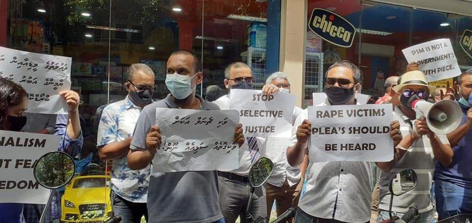 ބްރޮޑްކޮމް ކުރިމަތީގައި އިދިކޮޅު ކޯލިޝަނުން ކުރި މުޒާހަރާގެ ބައިވެރިން މަގުތަކަށް