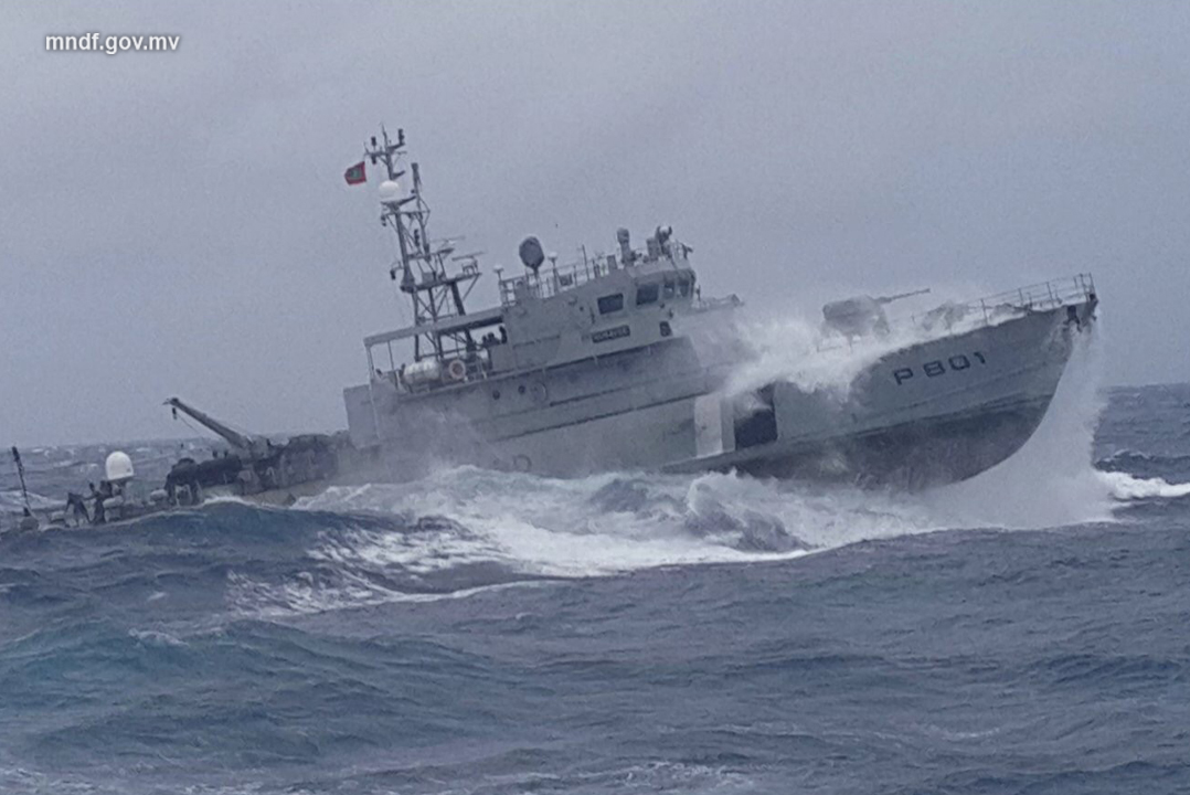 ފަތުރުވެރިންނާއެކު ދަތުރުކުރަމުންދިޔަ ސަފާރީއެއް އަޑިއަށް