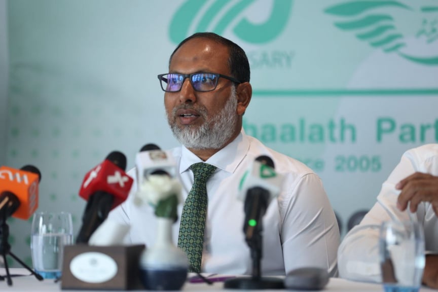 ރައީސް މުޢިއްޒު ރަތްރޮނގު ހުރަސްކޮށްފި؛ އެމަނިކުފާނު ގާނޫނީ އިމުގެ ތެރެއަށް ވައްދަން ނިކުންނަންޖެހޭ: އިމްރާން