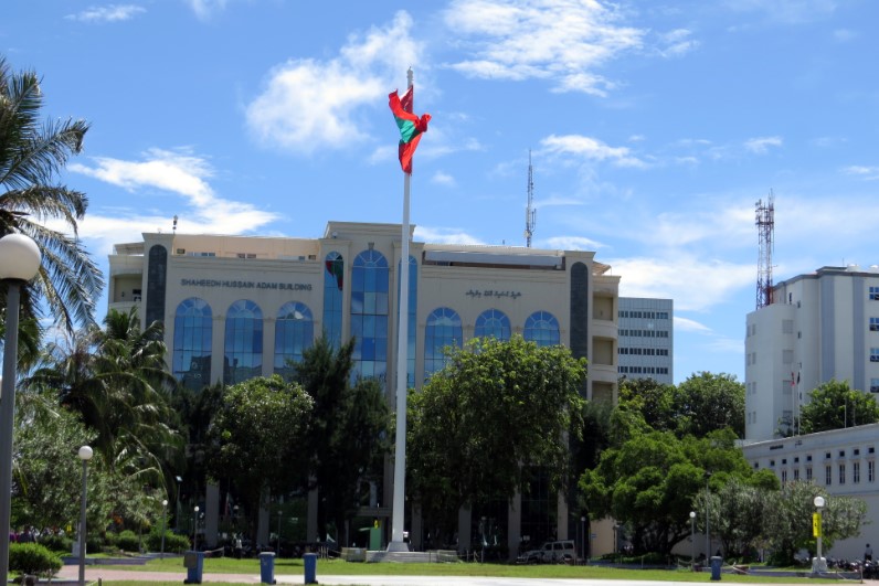 ދަރިވަރަކު ބްލެކްމެއިލް ކުރަމުންދާ ކަމަށްބުނާ ފުލުހެއްގެ މައްސަލަ ބަލަނީ