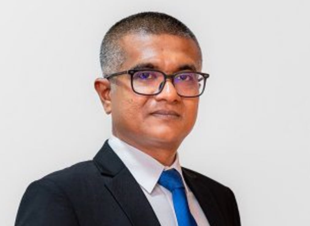 ސިނގިރޭޓު ވަގަށް ނެގި މައްސަލައާ ގުޅިގެން ހައްޔަރުކުރި މުއާޒް ސަސްޕެންޑުކޮށްފި