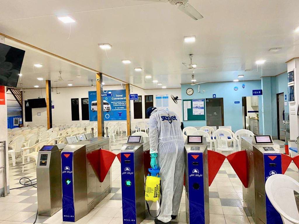 ކޯވިޑް-19: މުވައްޒަފަކު ޕޮޒިޓިވް ވުމުން ފެރީ ޓާމިނަލްތައް ޑިސްއިންފެކްޓް ކުރަނީ