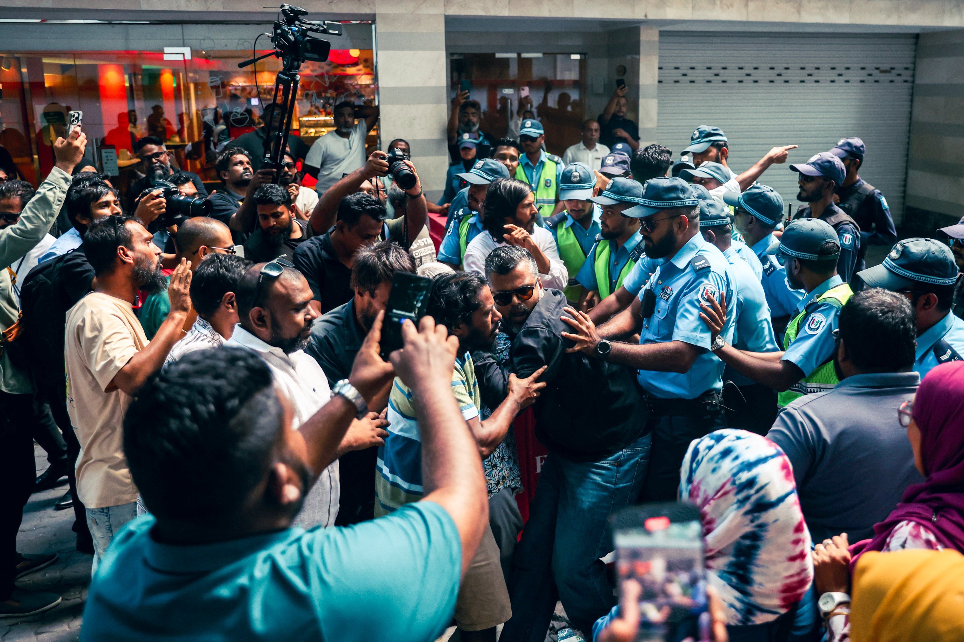 ފުލުހުން އިއްޔެ އެމްޑީޕީ މެންބަރެއްގެ ބޯ އުފުރައިލަން އުޅޭގޮތަށް ބޮލަށް ދެމިކަމަށް ބުނެ އެންއައިސީ އަށް