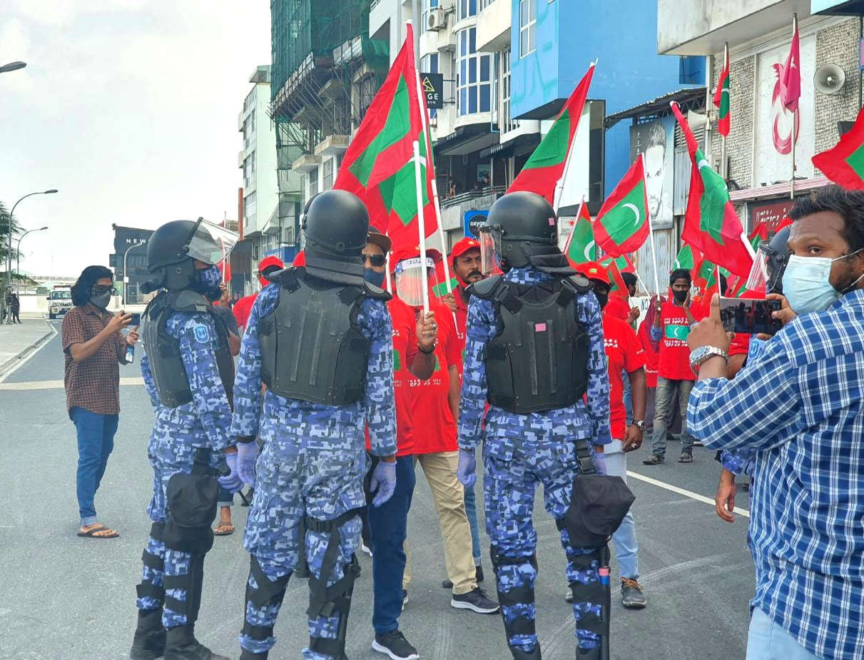 ފުލުހުންނަށް މުޒާހަރާއެއް ނުހުއްޓުވުނު؛ އިދިކޮޅުން މަގުތަކަށް
