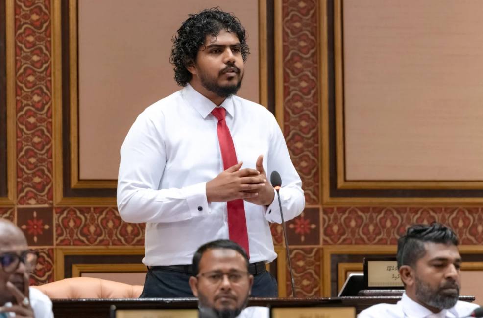 މިހާރު ކުރިމަތިވެފައިވާ ދަތިތަކަކީ ކުރީ ސަރުކާރުން ފައިސާ ޗާޕު ކުރުމުން ދިމާވި ކަމެއް: އަޒާން