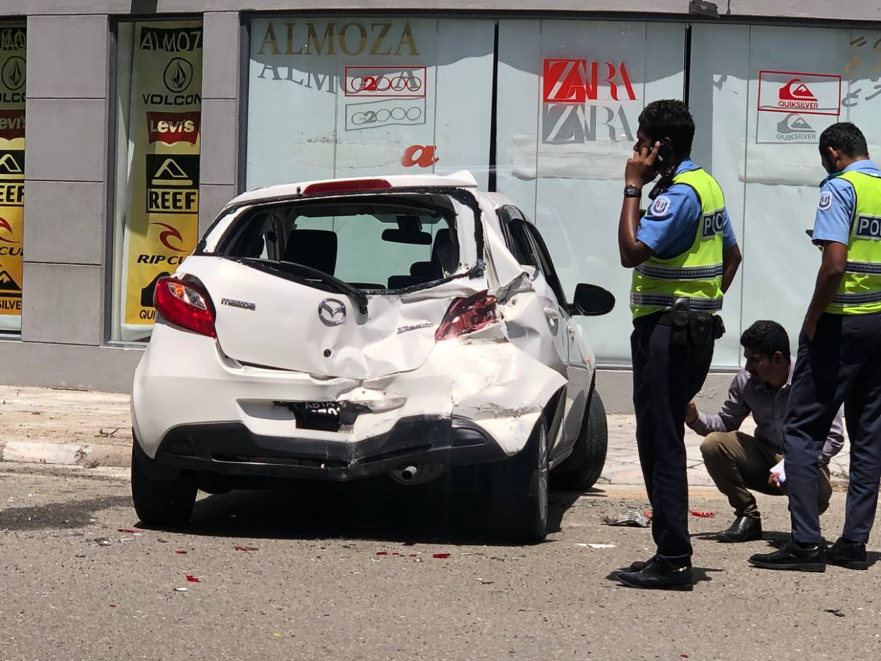 ޕާކުކޮށްފައި އޮތް ކާރެއްގައި ބަހެއް ޖެހި އެކްސިޑެންޓެއް ހިނގައިފި