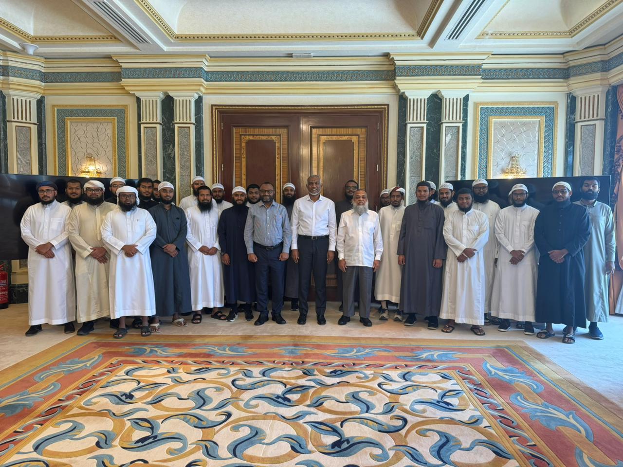 މަދީނާގައި ތައުލީމު ޙާޞިލްކުރަމުންދާ ދިވެހި ދަރިވަރުންނާ ރައީސް ބައްދަލުކުރައްވައިފި