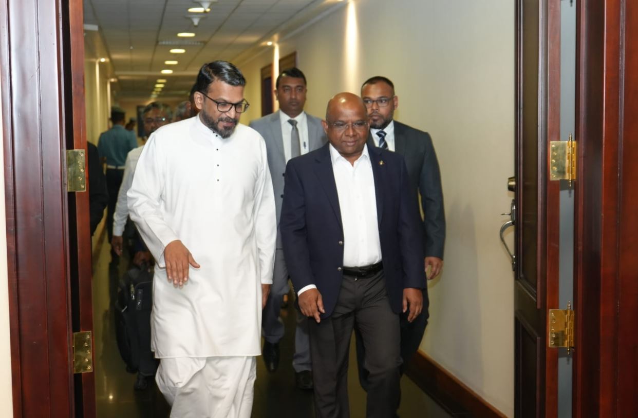 މިނިސްޓަރ ޝާހިދު ލަންކާއަށް ވަޑައިގެންފި