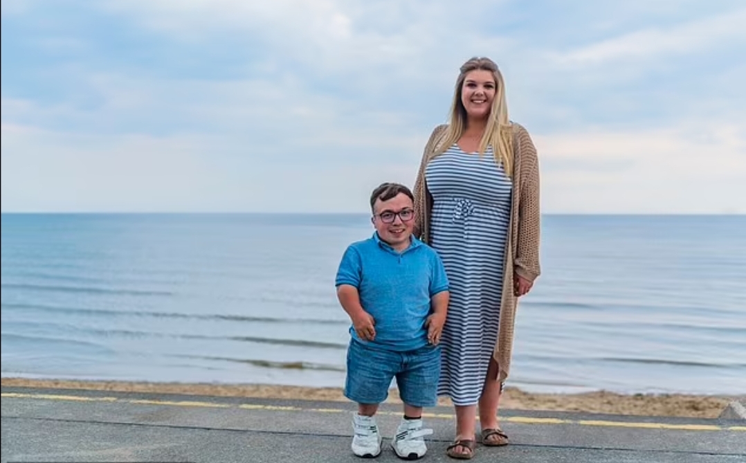 އިސްކޮޅުގެ ބޮޑުތަފާތަކުން ދެމަފިރިޔަކު ރެކޯޑު ފޮތަށް