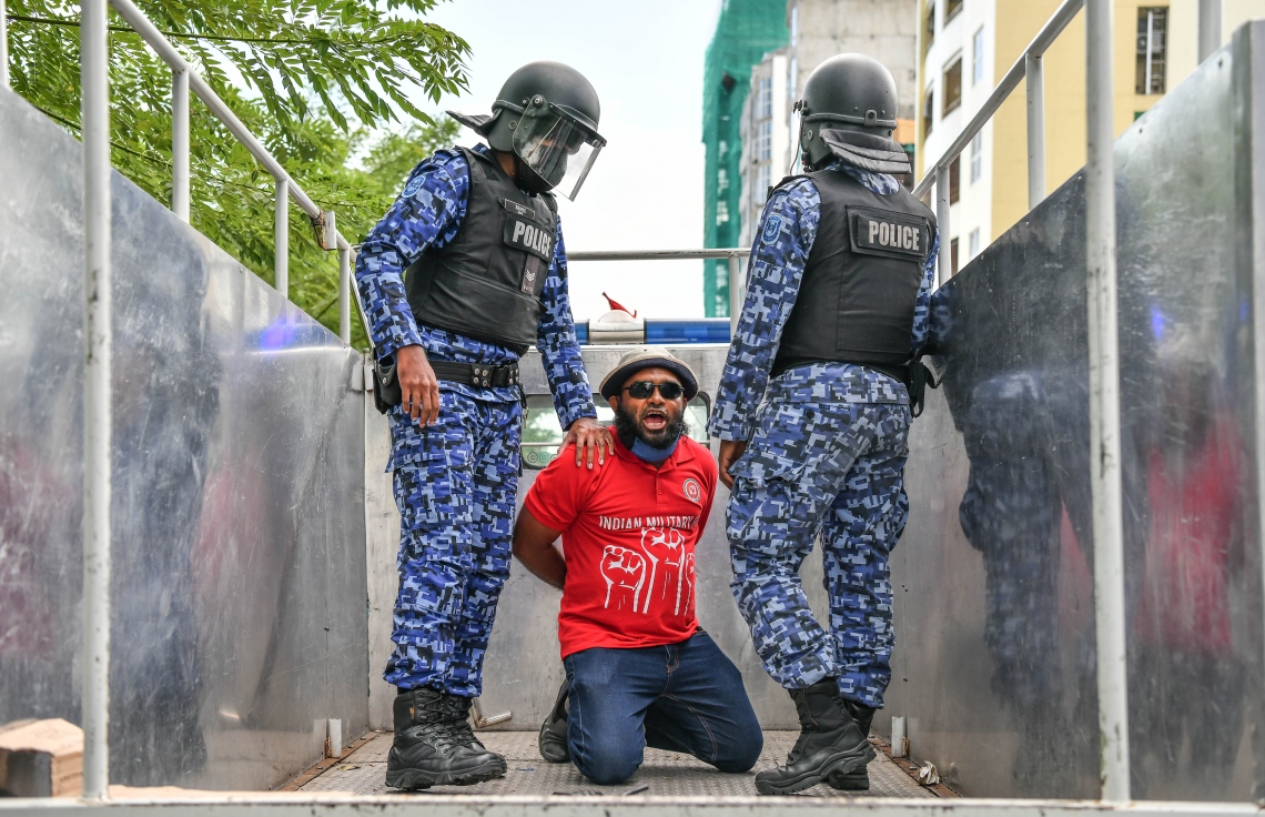 ކޯޓްގެ ޝަރުތާ ޚިލާފުވާ މީހުން ފުލުހުންނަށް ހައްޔަރުކުރެވޭނީ ކޯޓުއަމުރެއްގެ ދަށުން: ކްރިމިނަލް ކޯޓް