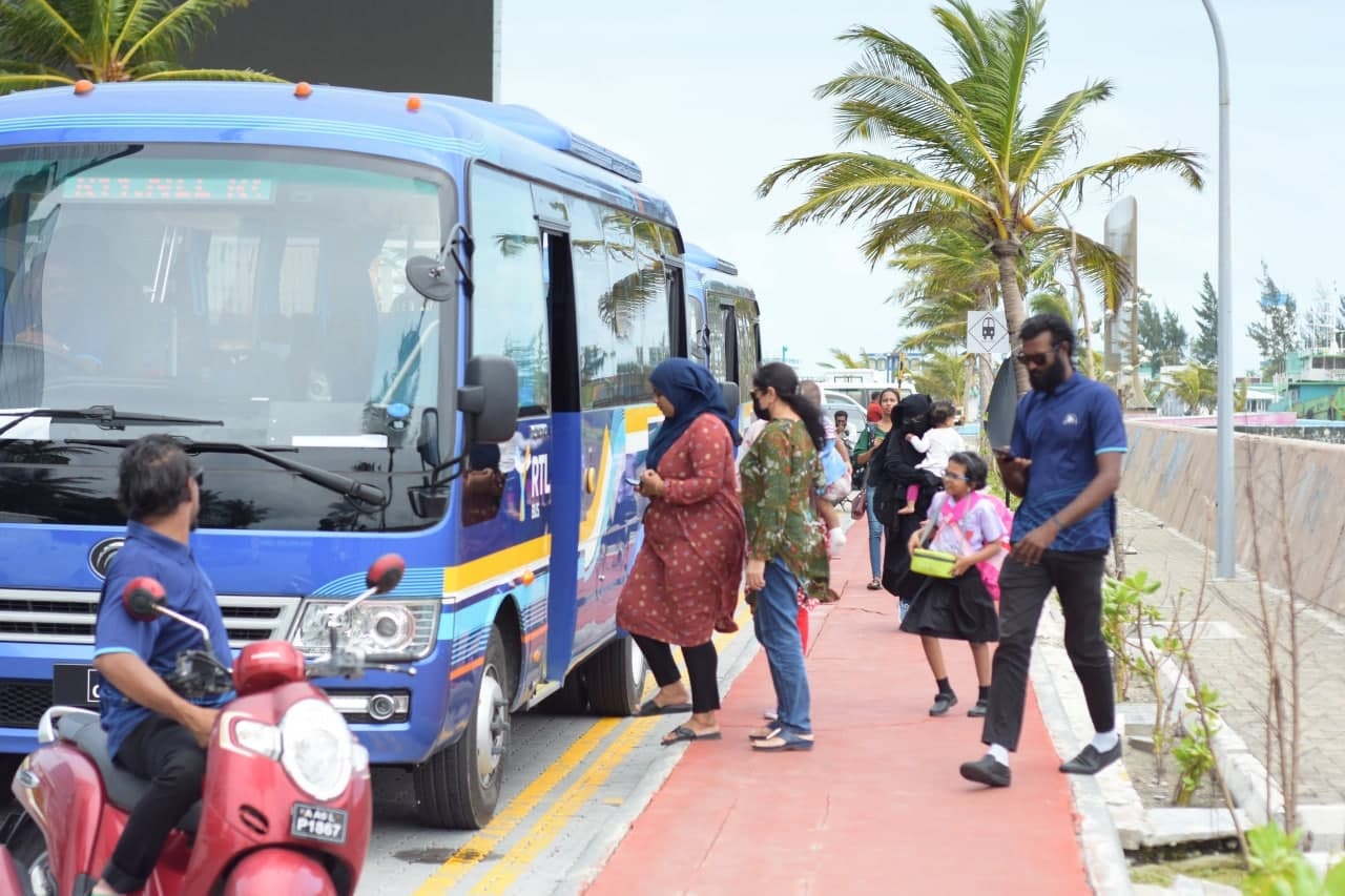 މިނީ ބަހަށް ދަތިވާގޮތަށް ޕާކުކުރި 500 އަށްވުރެ ގިނަ އުޅަނދުގައި ސްޓިކާ ޖަހައިފި