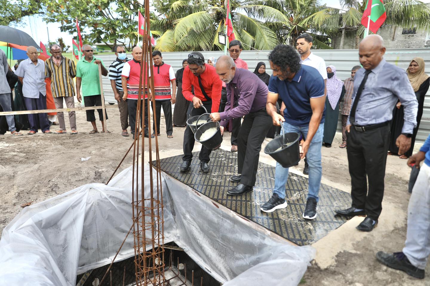 ކުރެންދޫގައި އަލަށް އިމާރާތްކުރާ މިސްކިތުގެ ޢަމަލީ މަސައްކަތް ފަށައިފި