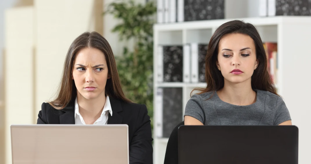 ވަޒީފާގެ މާހައުލުގައި ރައްޓެހިންގެ ސިފައިގައި ތިބޭ ދުޝްމަނުން ދެނެގަންނާނީ ކިހިނެއް؟