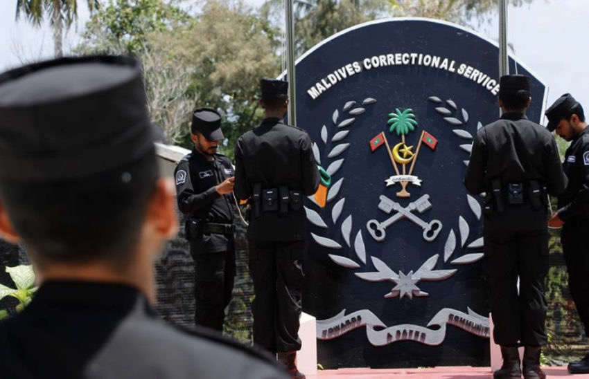 ކަރެކްޝަންގެ އޮފިސަރަކު މަސްތުވާތަކެއްޗާއެކު ހައްޔަރުކޮށްފި