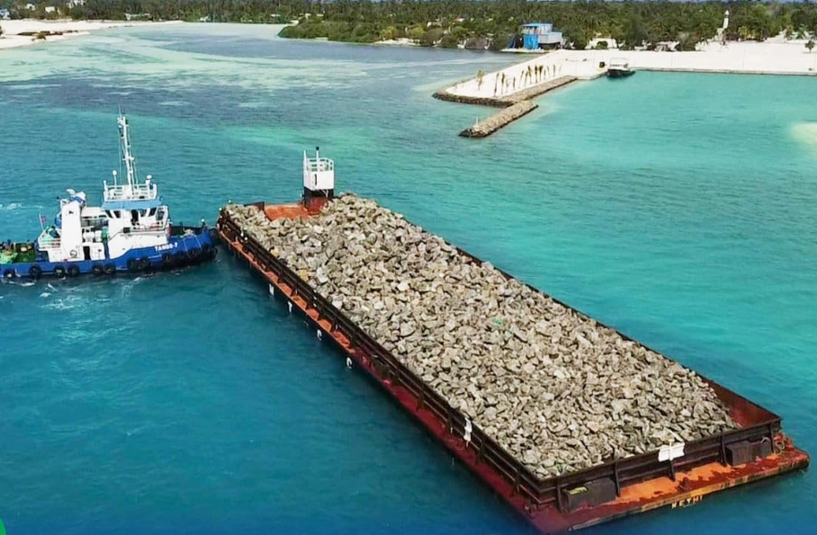 ހުޅުދޫ ބަނދަރު ތަރައްޤީކުރުން ބާރަށް ކުރިއަށް!