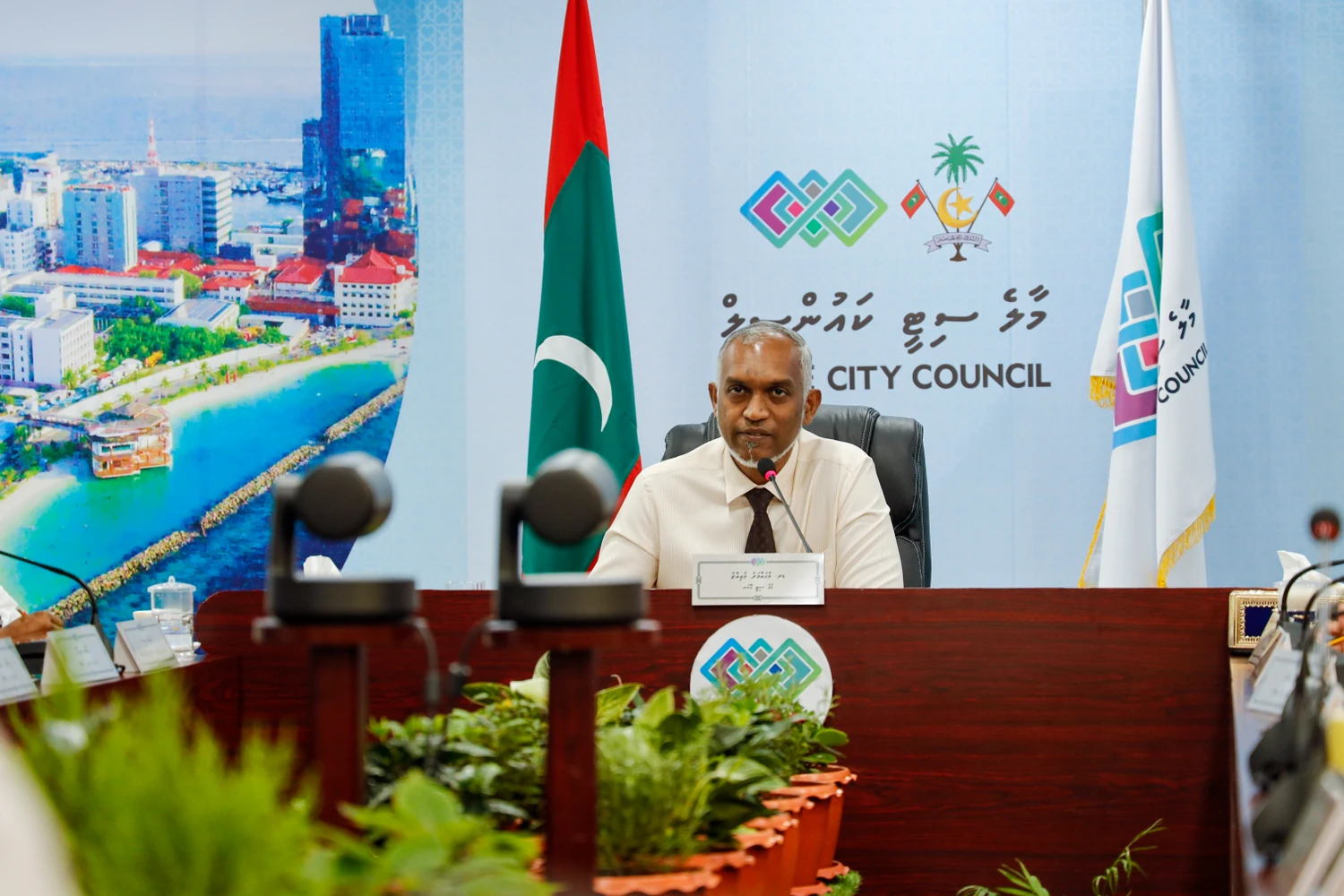 މުއިއްޒު ވިދާޅުވަނީ 13 ކޮންސަލްޓަންޓުން ގެންގުޅުއްވަނީ މަސައްކަތް ރަނގަޅުކުރަން ކަމަށް!