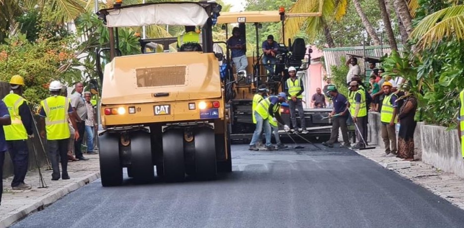 ފުވައްމުލައް ސިޓީގެ އެތެރޭގެ މަގުތަކުގައި ތާރު އެޅުމުގެ މަސައްކަތް ފަށައިފި