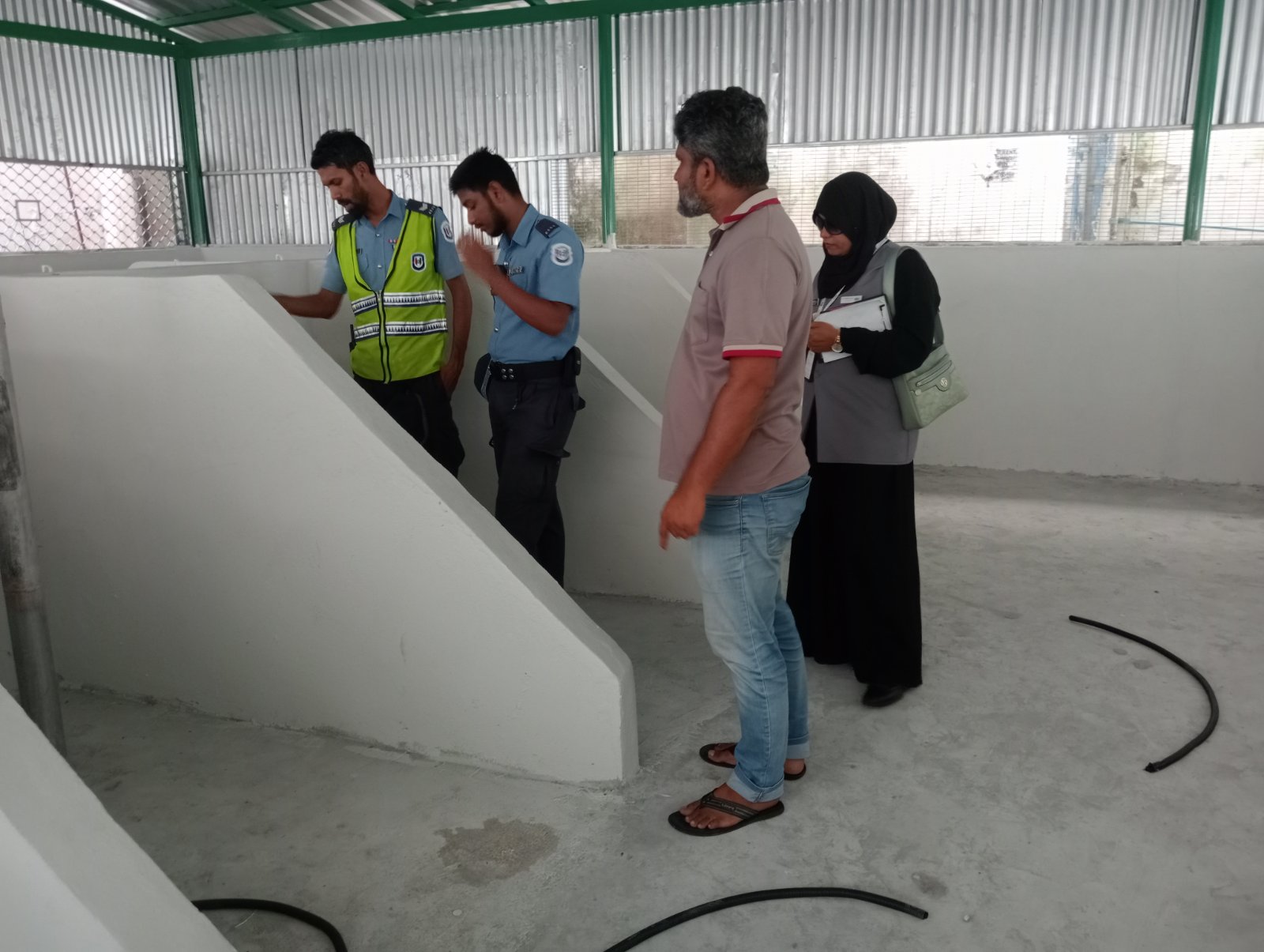 މާލޭގައި އަލަށް ހަދަމުންދާ މާރުކޭޓަކުން ކޭބަލްތަކެއް ވަގަށް ނަގައިފި