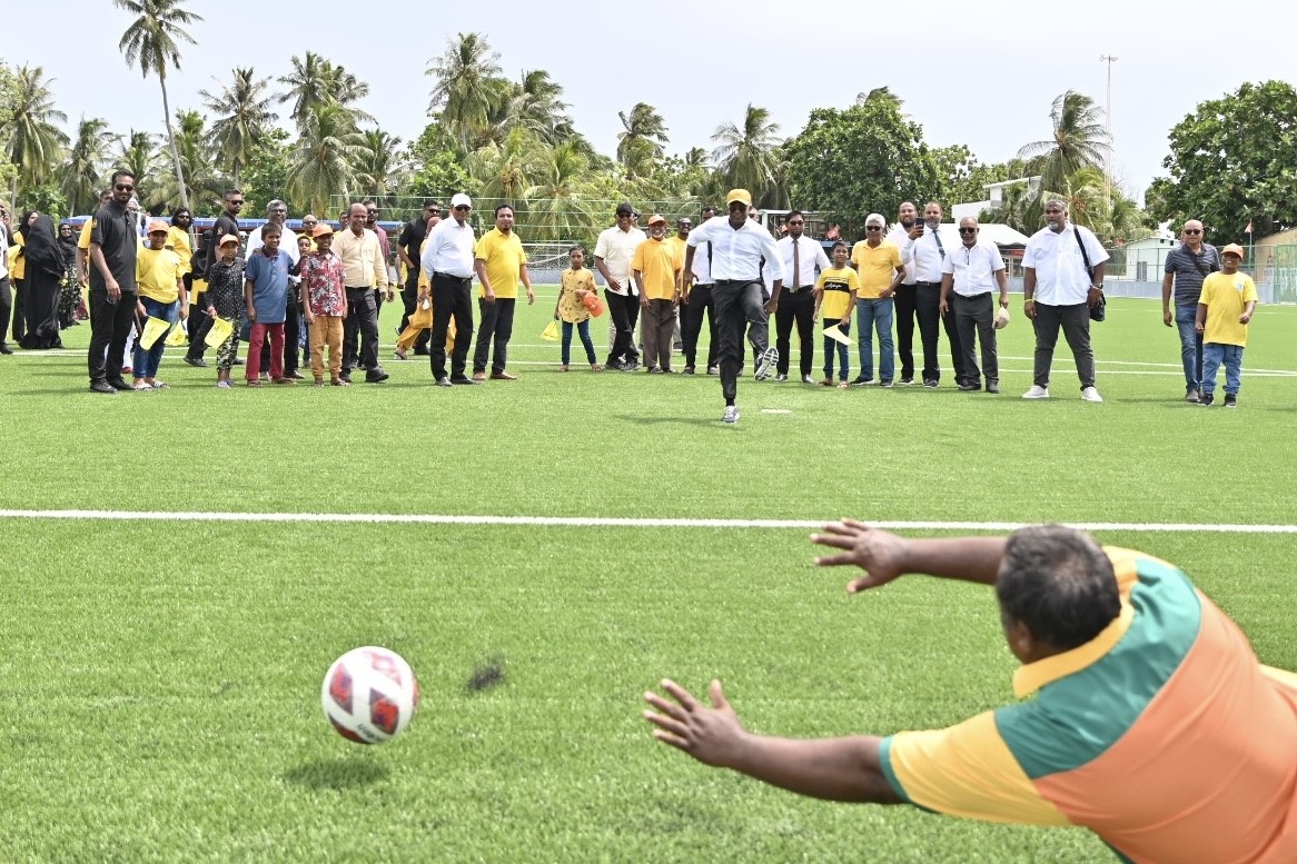 ހިމަންދޫ ފުޓުބޯޅަ ދަނޑާއި އޮޅުވެލިފުށީ އިންޖީނުގެ ރައީސް ހުޅުއްވައިދެއްވައިފި