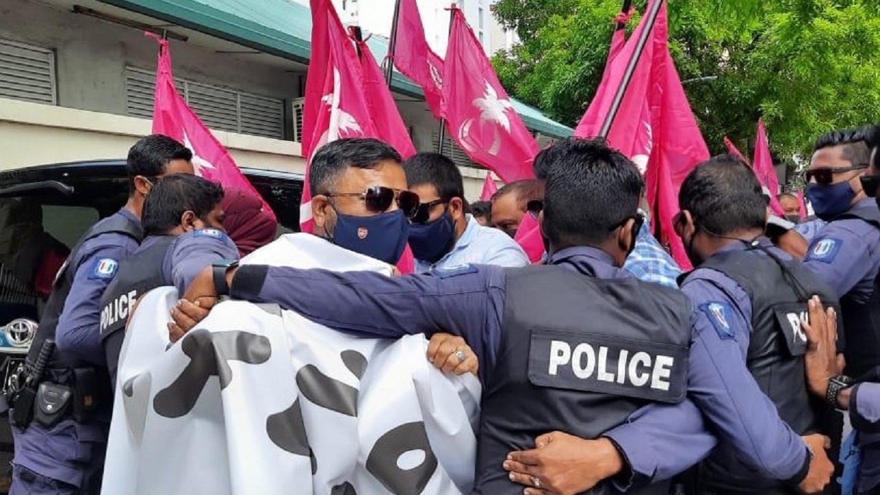 ކޯވިޑް ބޮއްސުންލީ ސަރުކާރުން ސިޔާސީ ނުފޫޒު ފޯރުވާތީ - ޝިޔާމް