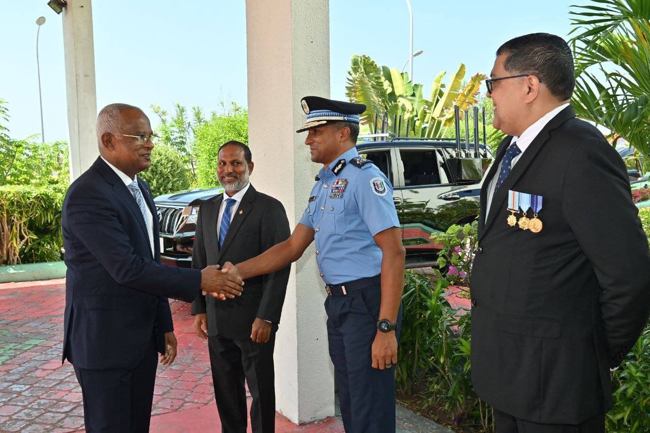 ފުލުހުން ގެންގުޅޭ ސިޔާސަތަކީ ގުޅިގެން ޚިދުމަތް ދިނުން: ރައީސް