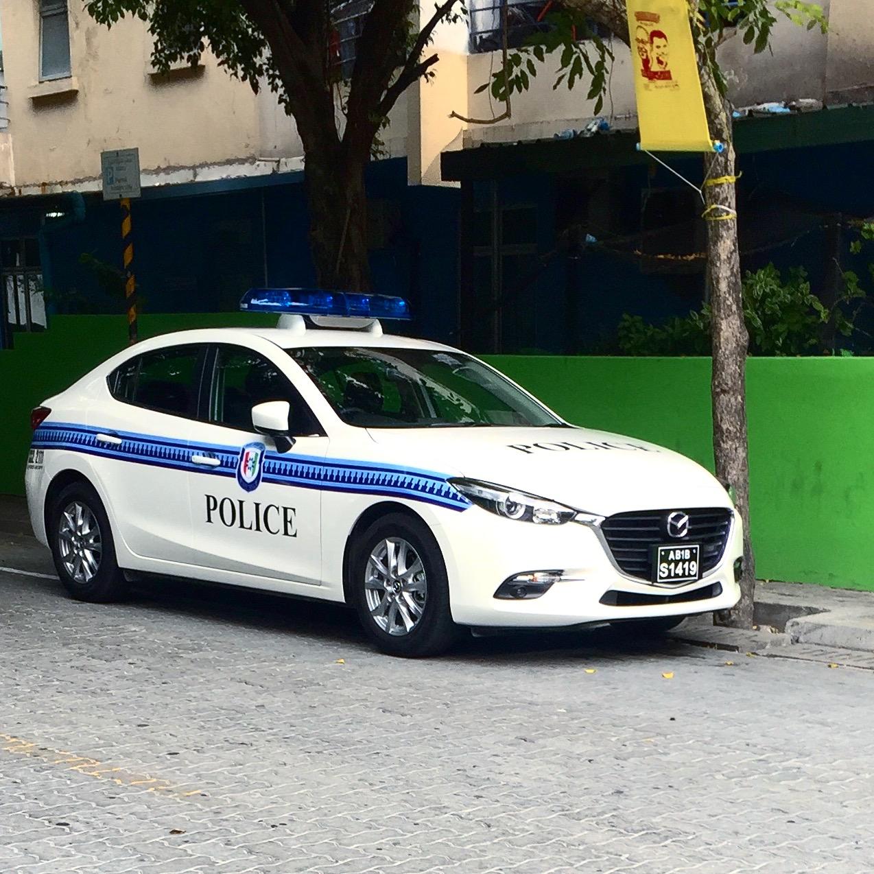 އިސްދޫގައި ފުލުހުން ދުއްވި ވެހިކަލެއް ފުރޮޅާލައި ދެ ފުލުހަކަަށް އަނިޔާވެއްޖެ