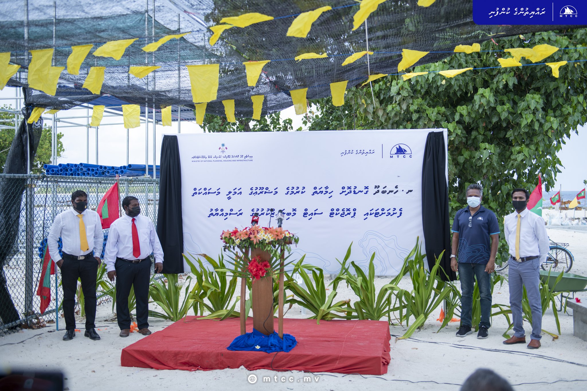 ހެނބަދޫ ގޮނޑުދޮށް ހިމާޔަތްކުރުމުގެ މަސައްކަތަށް ބޭނުންވާ ސާމާނު އެރަށަށް ގެންގޮސްފި