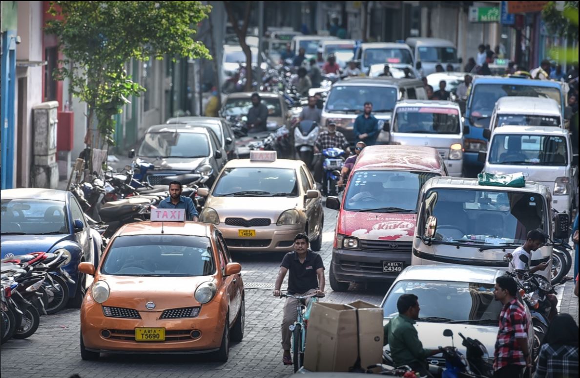 ޓެކްސީ ޑްރައިވަރަކަށް ވަޅިން ބިރުދައްކައި، ފައިސާތަކެއް ފޭރިގަނެފި