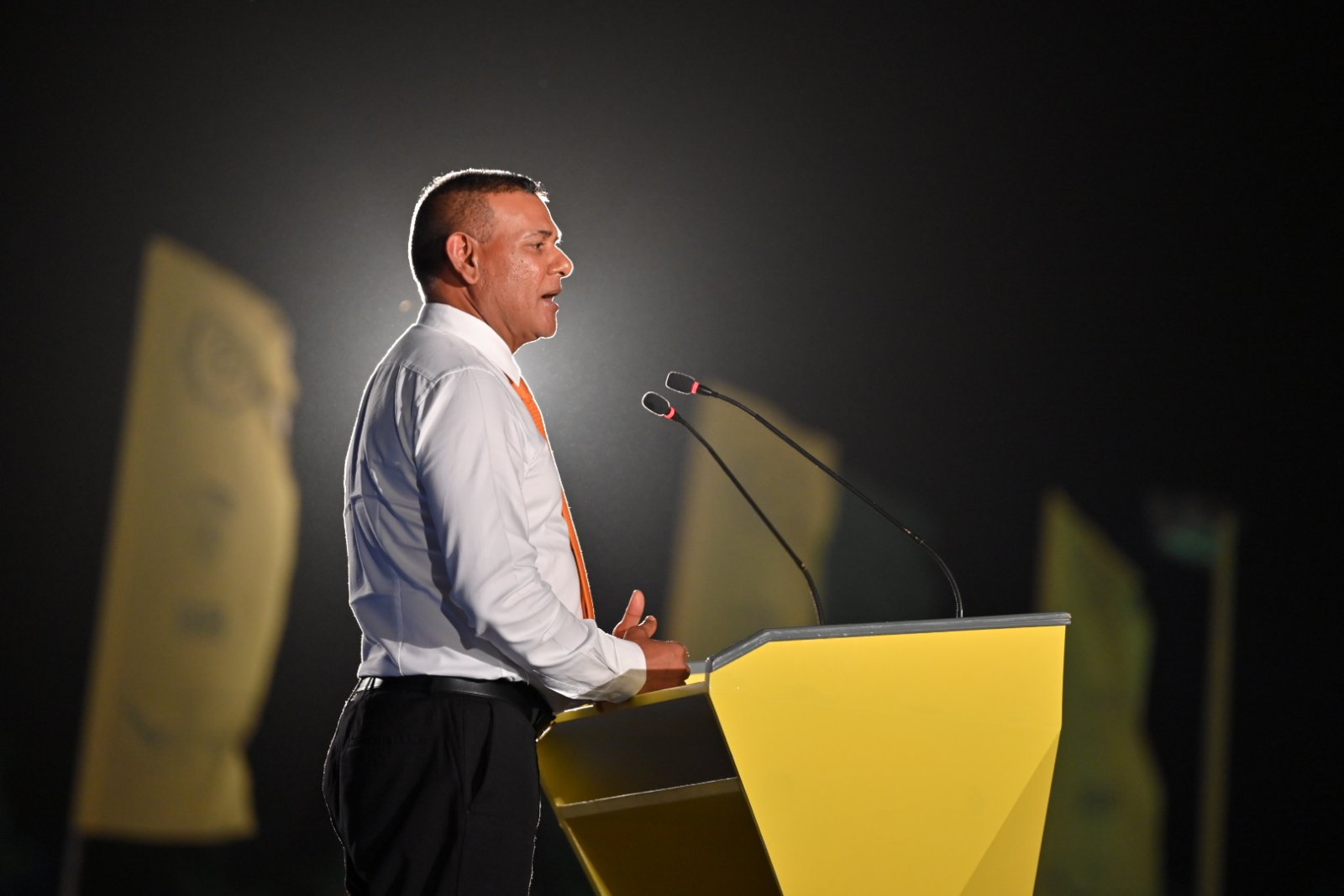 އަޅުގަނޑަށް މިރައީސް ފެނުނީ ދުރޫސުލް އަޚްލާގުގެ އެންމެ ކުރީގައި ހުންނެވި ބޭފުޅެއްގެ ގޮތުގައި: ސަން ސިޔާމް