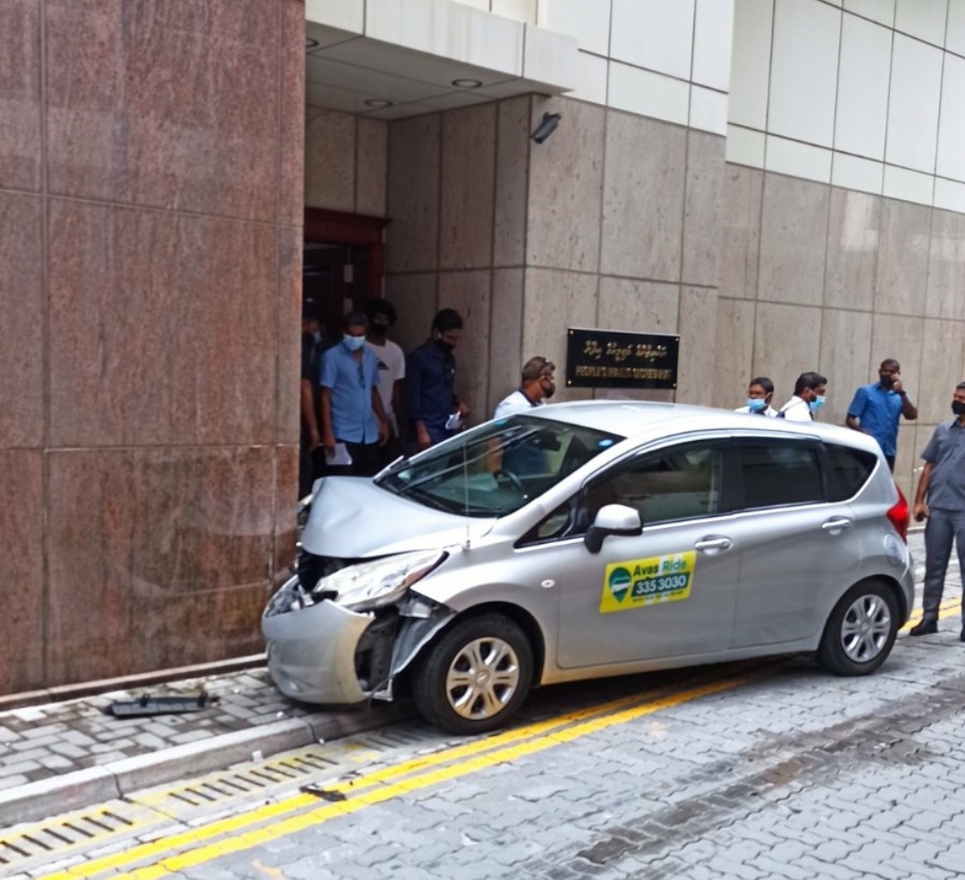 ރައްޔިތުންގެ މަޖިލިސް ދޮރަށް ޓެކްސީއެއް މުޑި އަރައިފި