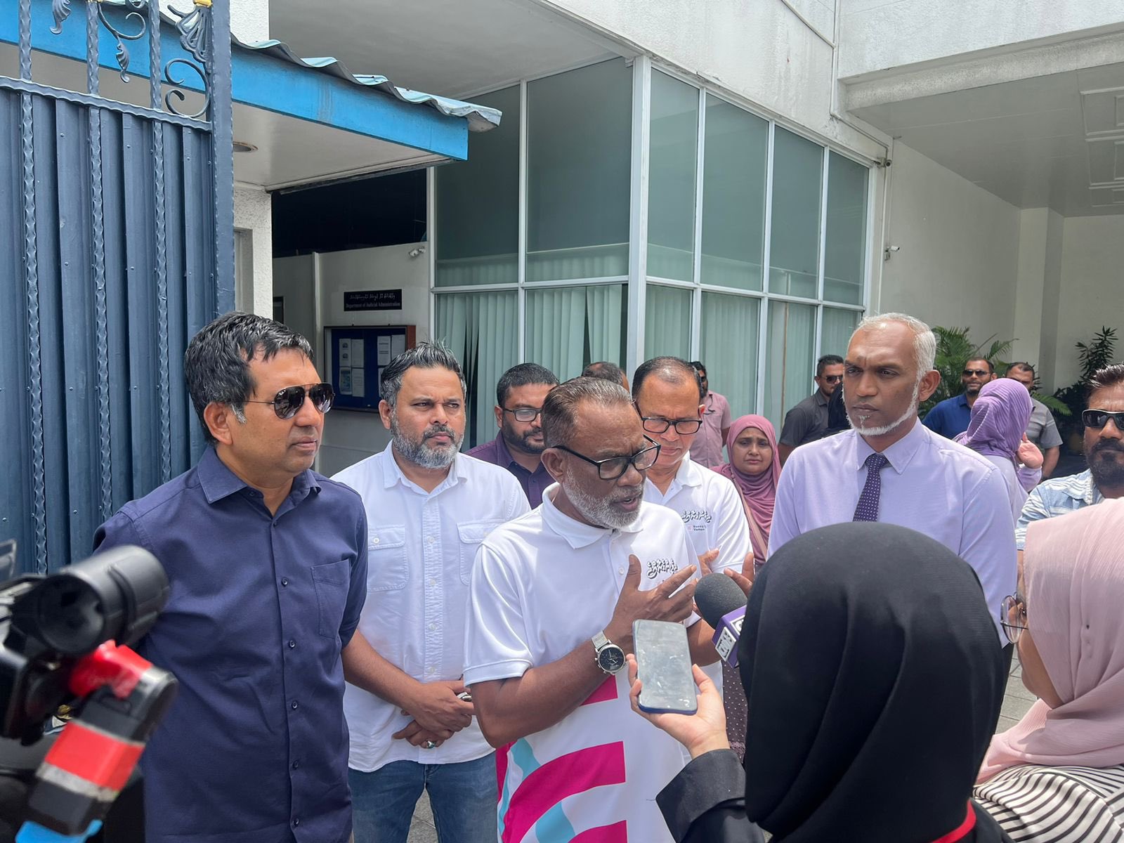 އެންމެފަހުން ޕީޕީއެމުން މުއިއްޒު ފަހަތަށް އަރަން ނިންމައިފި