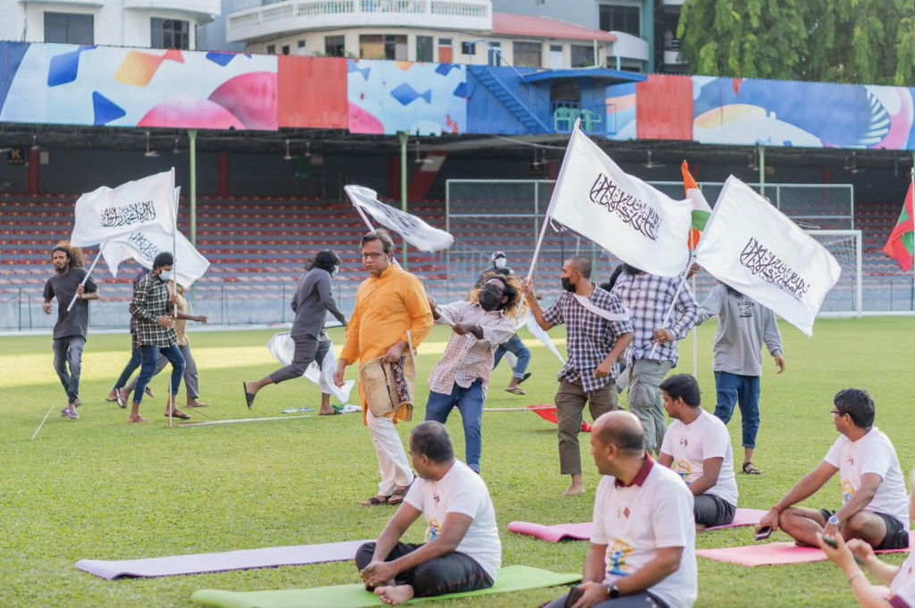 ޔޯގާއާ ދެކޮޅަށް ހިންގި ހަމަނުޖެހުން: ރާއްޖޭގެ ނަން ކިލަނބުވެ ފޫ ނުބެއްދޭ ވަރުގެ ގެއްލުމެއް!