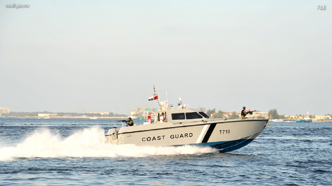 ވާދޫ ކަނޑަށް ޑިންގީއެއް ބަންޑުންޖަހާލައިފި