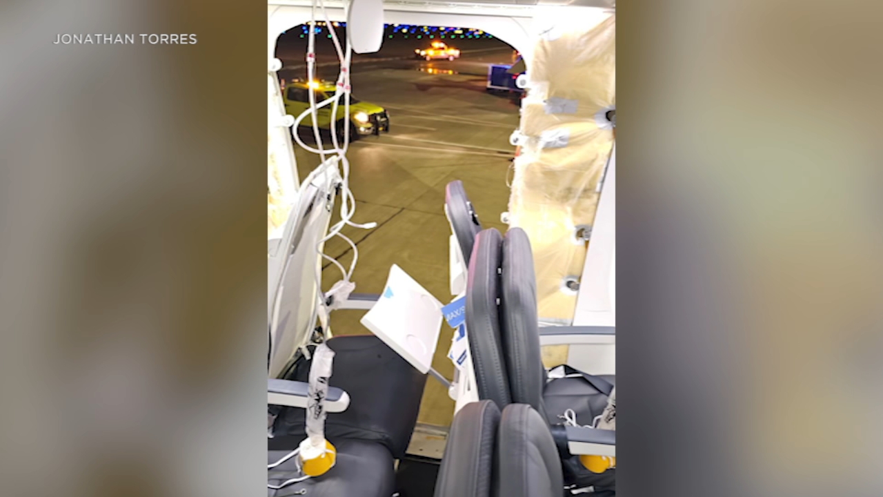 އެލަސްކާ އެއާލައިންސްގެ މަތިންދާބޯޓެއް އުދުހެނިކޮށް ކުޑަދޮރެއް ވެއްޓިއްޖެ