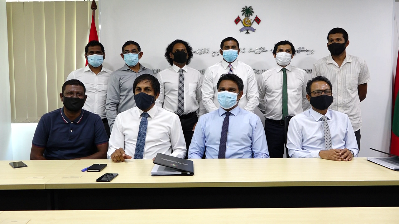 13 ރަށެއްގެ ފުޓުބޯޅަ ދަނޑުގައި ޓާރފް އެޅުމަށް ސޮއިކޮށްފި