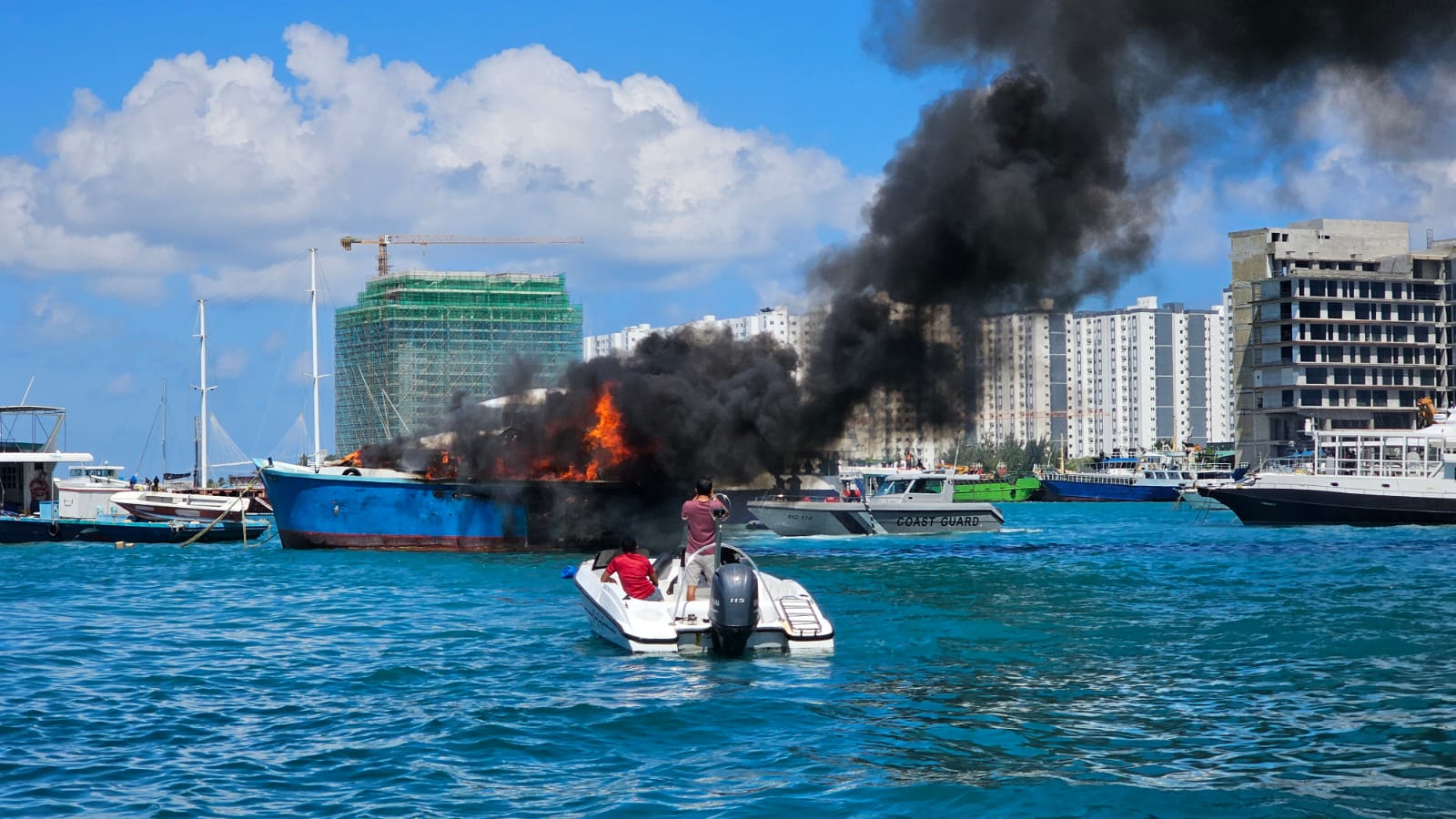 ހުޅުމާލެ ފަޅުތެރޭ އޮތް ބޯޓެއްގައި ރޯވެ އަނދަނީ