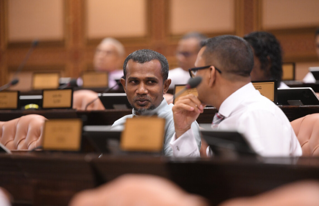 ދަރަނި ނަގާނަމަ މަޖިލީހުގެ ރުހުން ހޯދަން ޖެހޭގޮތަށް ހަދަން ހުށަހަޅައިފި