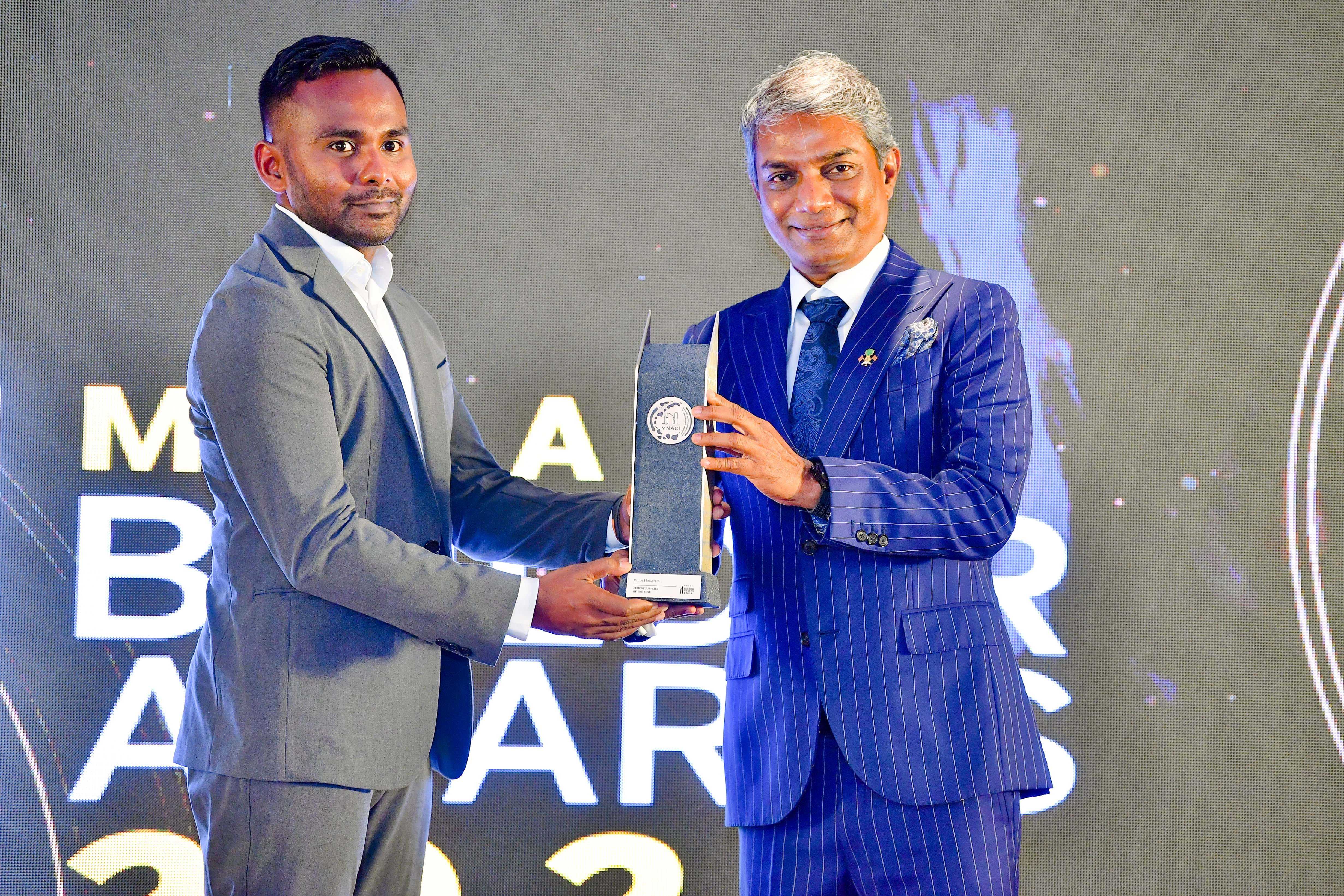 މަސީ ބިލްޑަރ އެވޯޑްސްގެ ސިމެންޓް ސަޕްލަޔަރ އޮފް ދި އިޔަރ އަށް ވިލާ ހަކަތަ