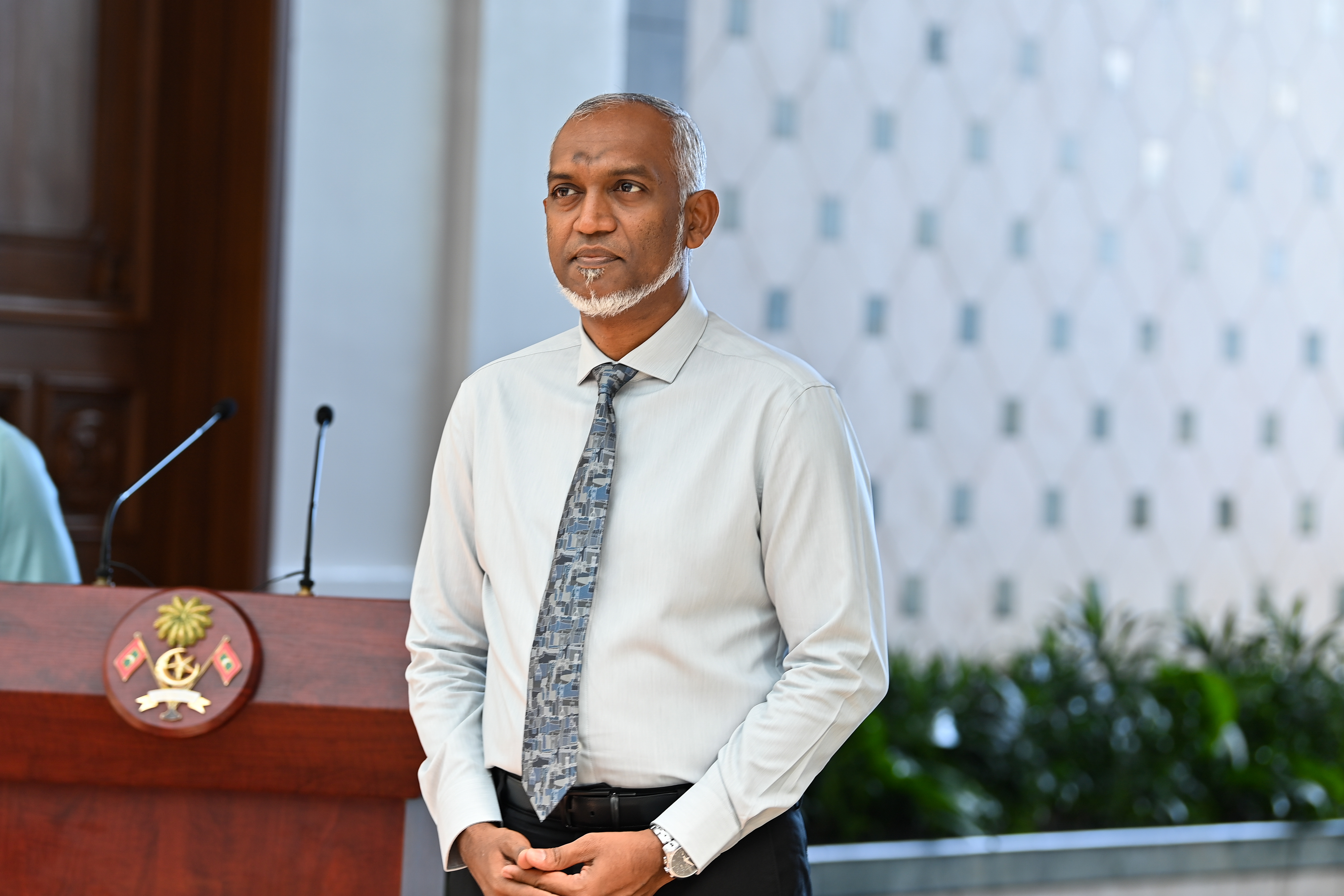 ކޮންޓެރެކްޓް އާކޮށް މުވައްޒަފުން ވީވަރަކުން ހިފަހައްޓަން ފެނަކައަށް އެންގިން: ރައީސް