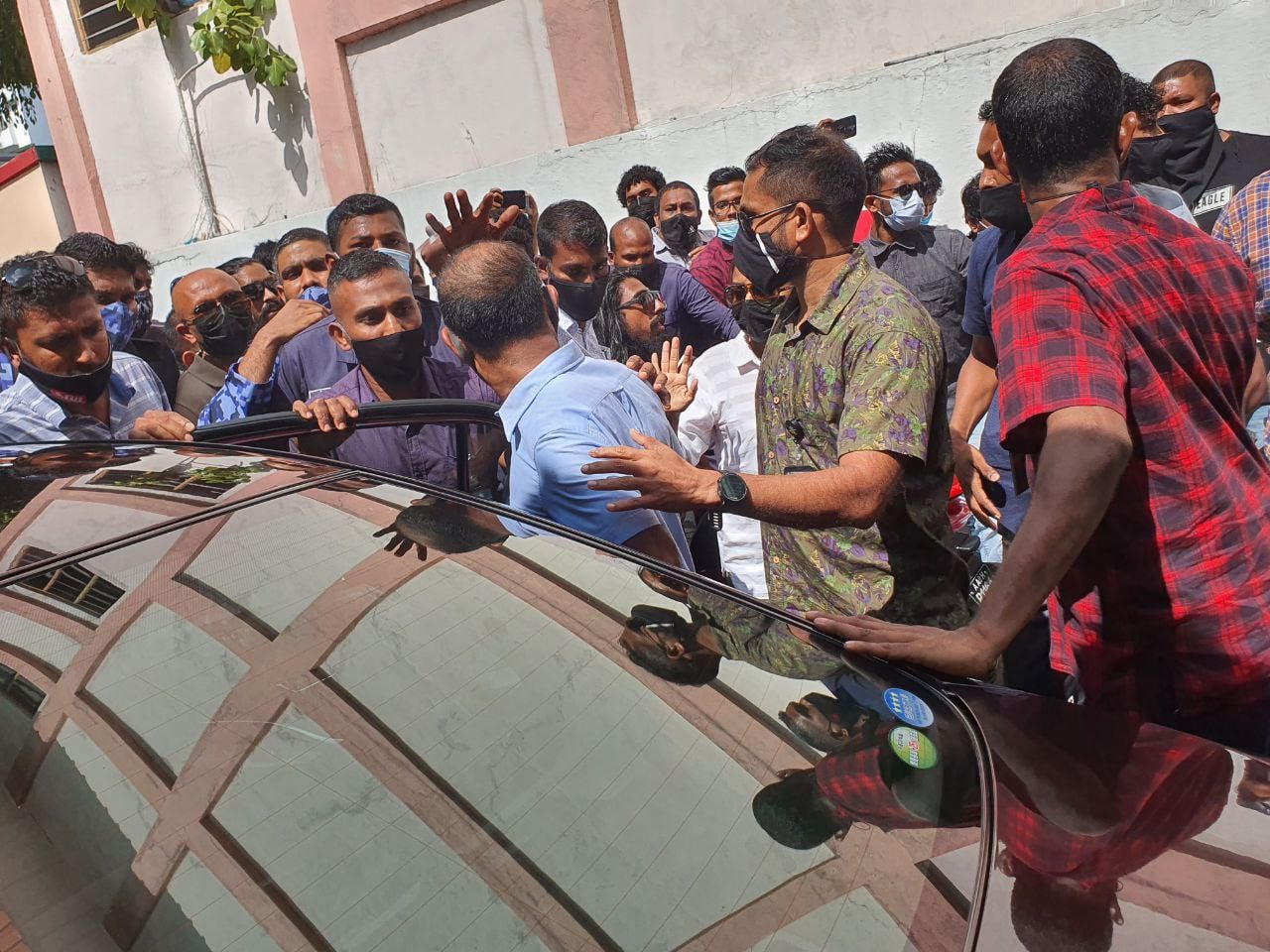 6 މެއިގެ މައްސަލަ ބަލަން ތިންފަނޑިޔާރުންގެ ބެންޗެއް